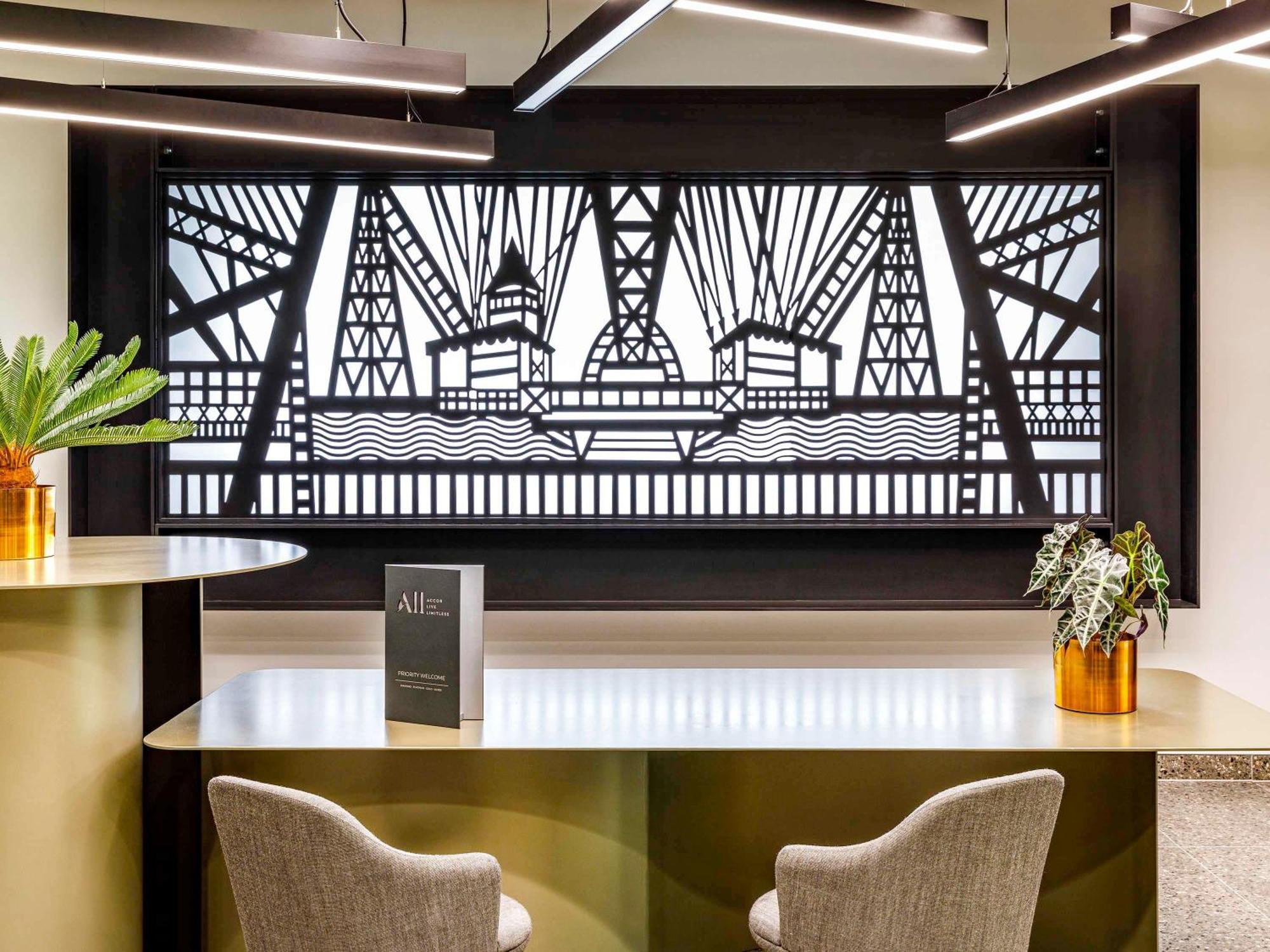 Mercure Newport Экстерьер фото
